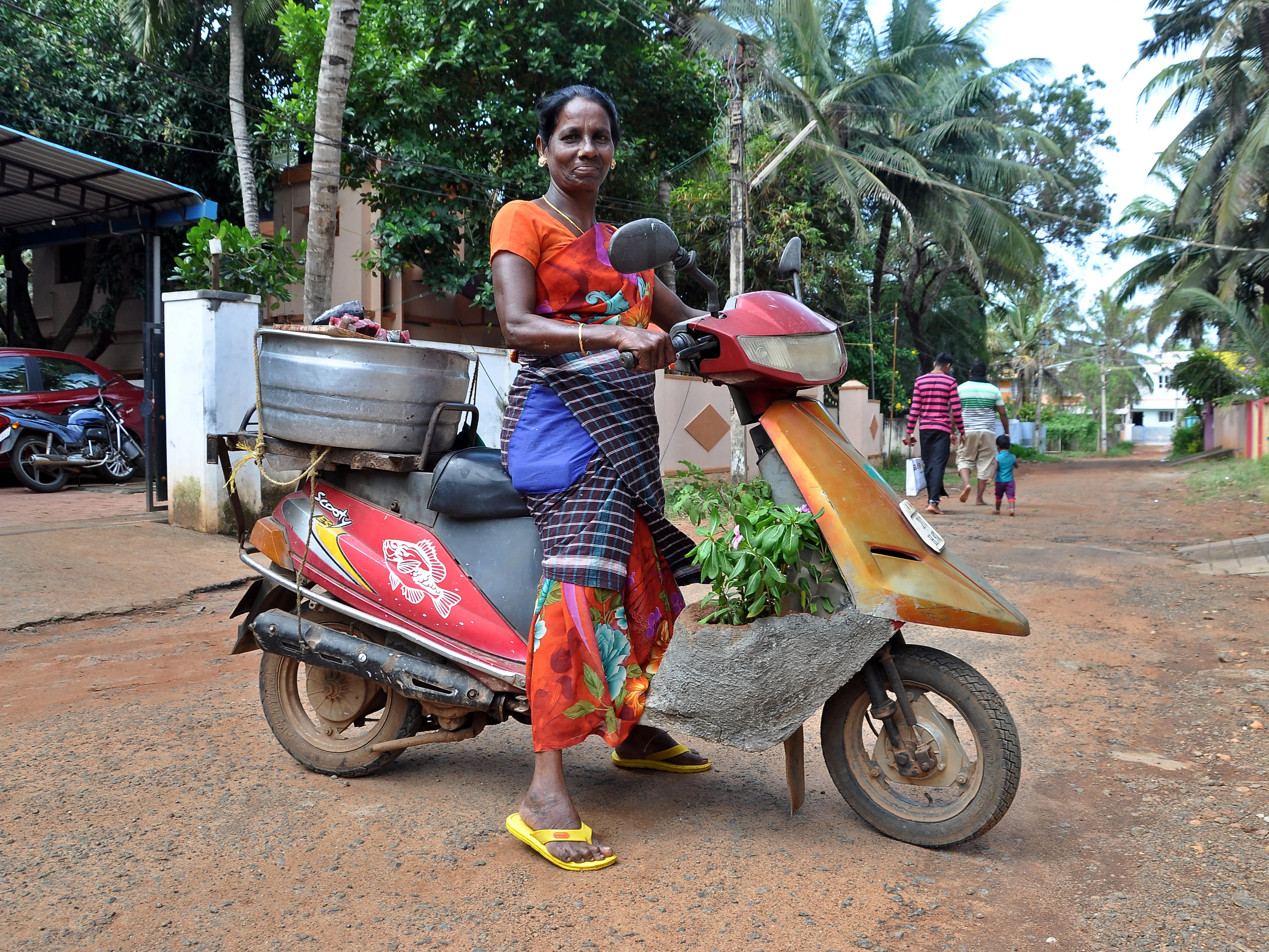 `மனம் இருந்தால் இடம் உண்டு!' - ஸ்கூட்டியில் செடி வளர்க்கும் ரீட்டாமேரி!