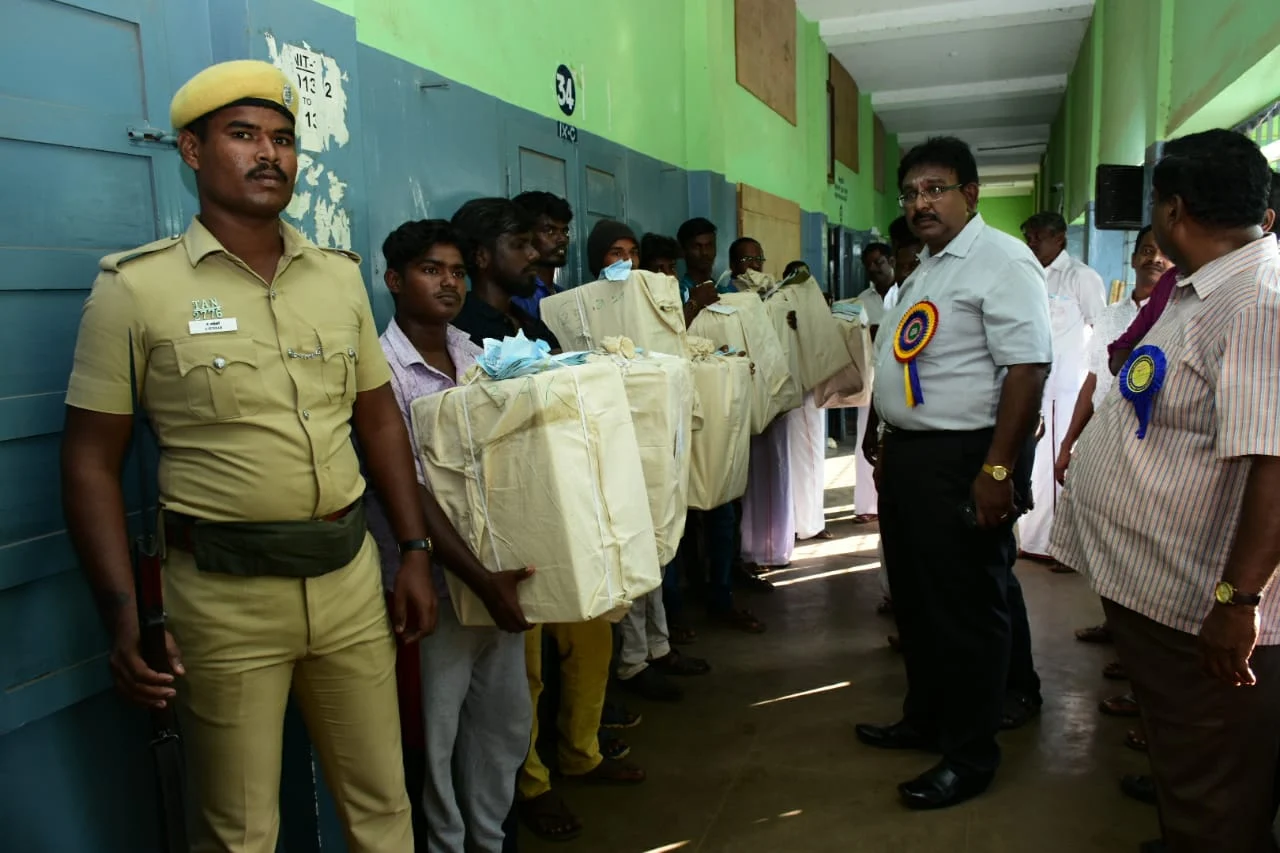 `குடிக்க கிளாஸ் இல்ல, வாக்குப் பெட்டியைத் திறக்க முடியல..!' -தஞ்சையில் கொதித்த தேர்தல் அலுவலர்கள்