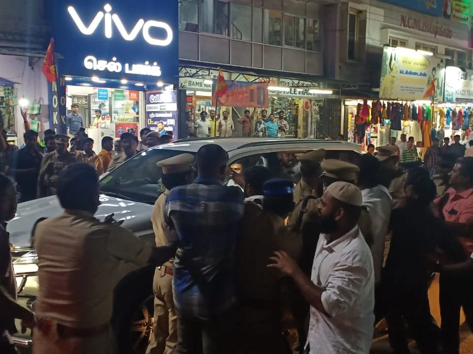 `ரவீந்திரநாத் குமாரின் கார் வழிமறிப்பு; கைது, மறியல் சம்பவங்கள்!’- தேனியில் இரவில் நடந்த களேபரங்கள்