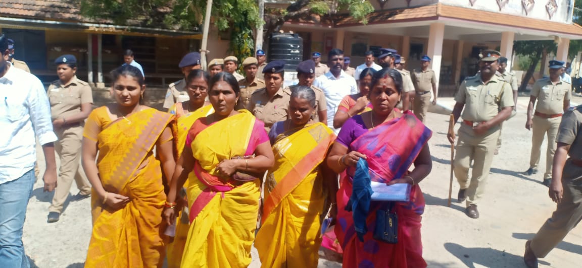 வெளியேற்றப்பட்ட தி.மு.க கவுன்சிலர்கள்