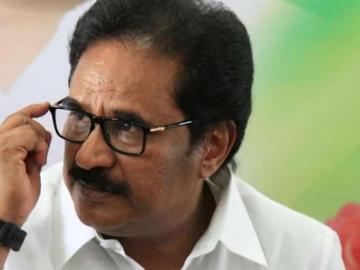 `மூழ்கும் படகில் சவாரி செய்கிறீர்கள்!' - அ.தி.மு.கவை விமர்சித்த திருநாவுக்கரசர் எம்.பி
