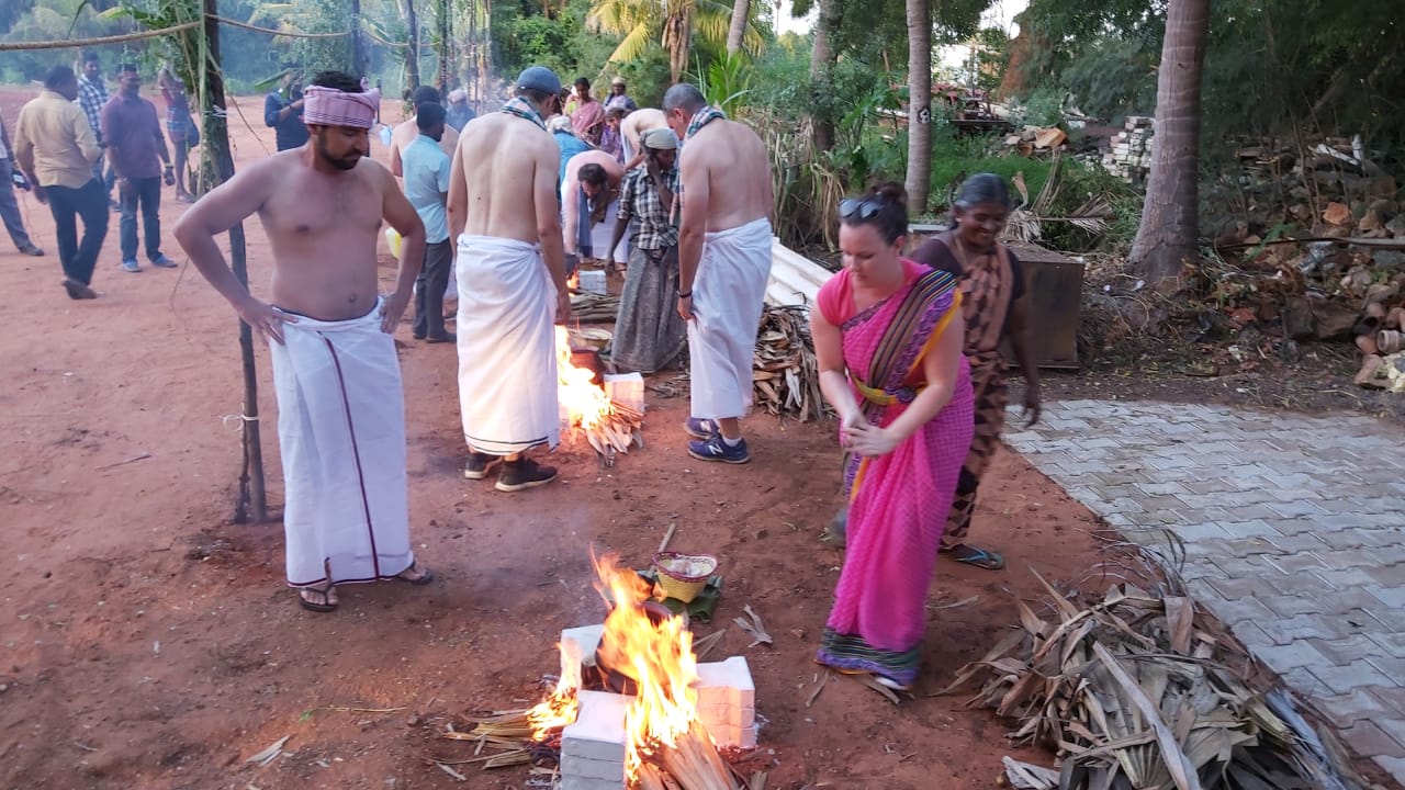 பாரம்பர்ய உடையில்`பொங்கலோ பொங்கல்’ - தூத்துக்குடியில் அசத்திய வெளிநாட்டினர்