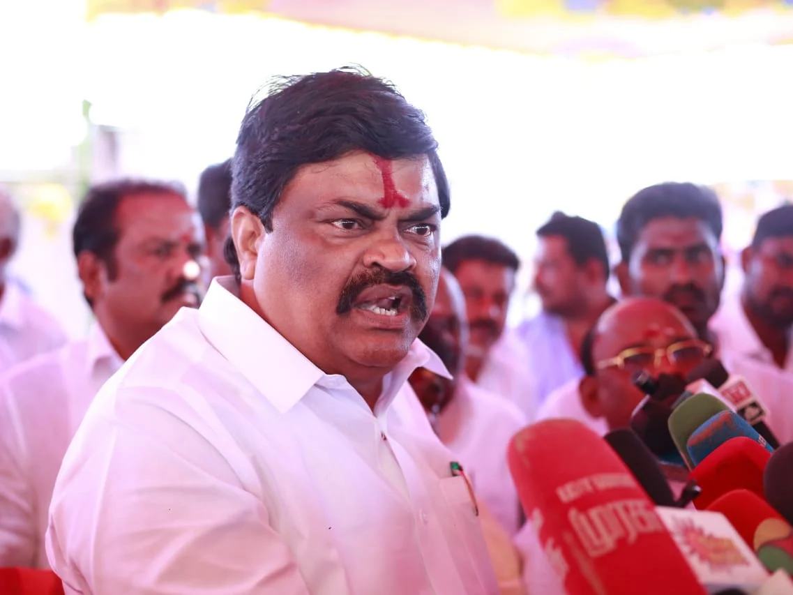 ஓ.பி.எஸ்ஸே எதிர்க்கிறார்... ஆனால் ராஜேந்திர பாலாஜி? - ரஜினி விவகாரத்தில் முரண்பட்ட அ.தி.மு.க