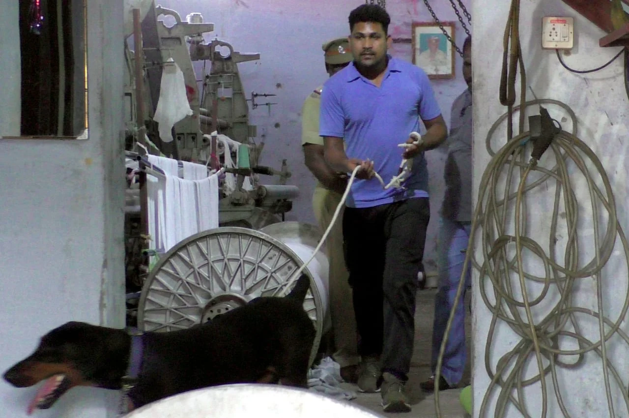 சம்பவ இடத்தில் மோப்ப நாயுடன் போலீஸார்