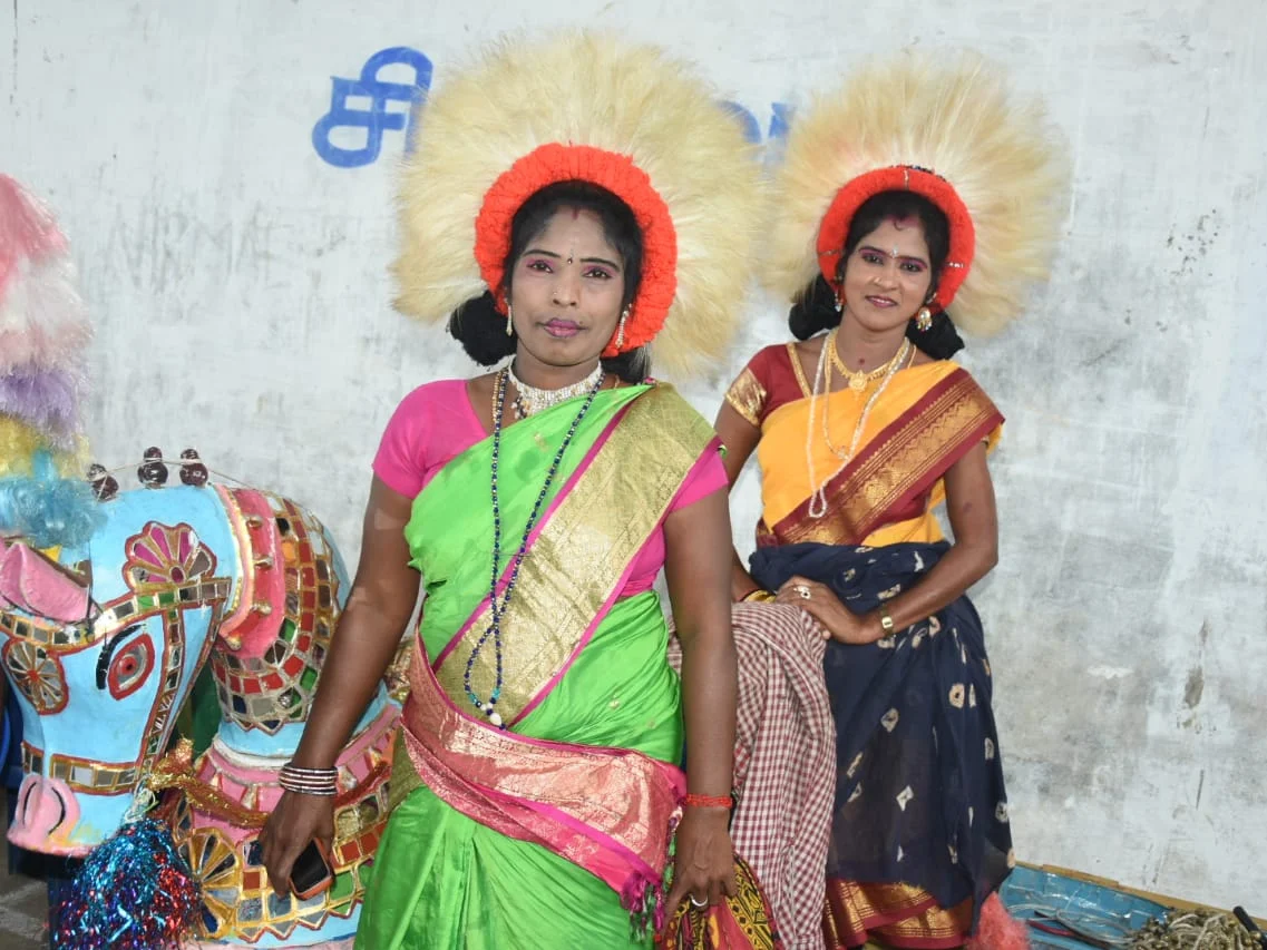 நலிவடைந்த நிலையில் நாட்டுப்புறக் கலைகள்... கலைஞர்களின் ஒரு நாள் எப்படி இருக்கிறது? #VikatanPhotoStory