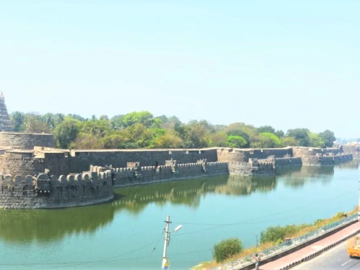 `வேலூர் கோட்டையில் கத்தி முனையில் காதலன்!’ -3 பேர் கும்பலால் இளம்பெண்ணுக்கு நேர்ந்த கொடூரம்