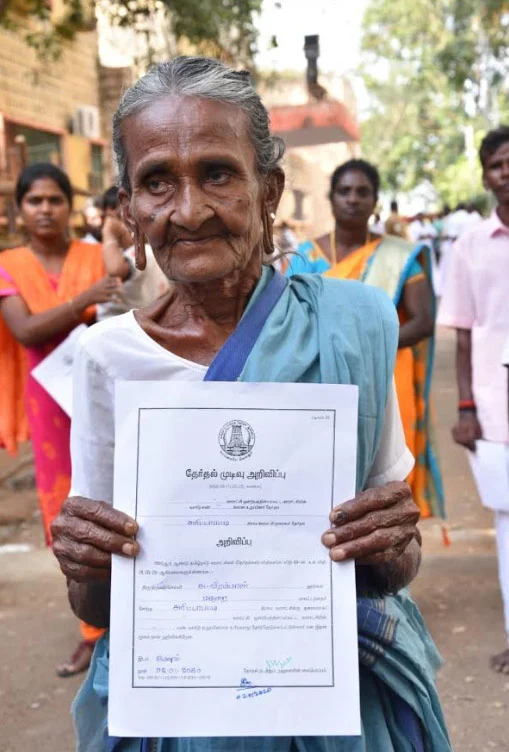வெற்றிச் சான்றிதழுடன் வீரம்மாள்