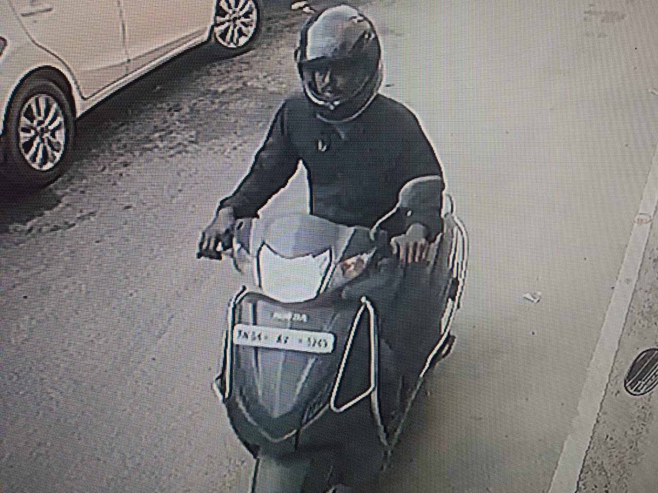 பைக்கில் செல்லும் பாலாஜி