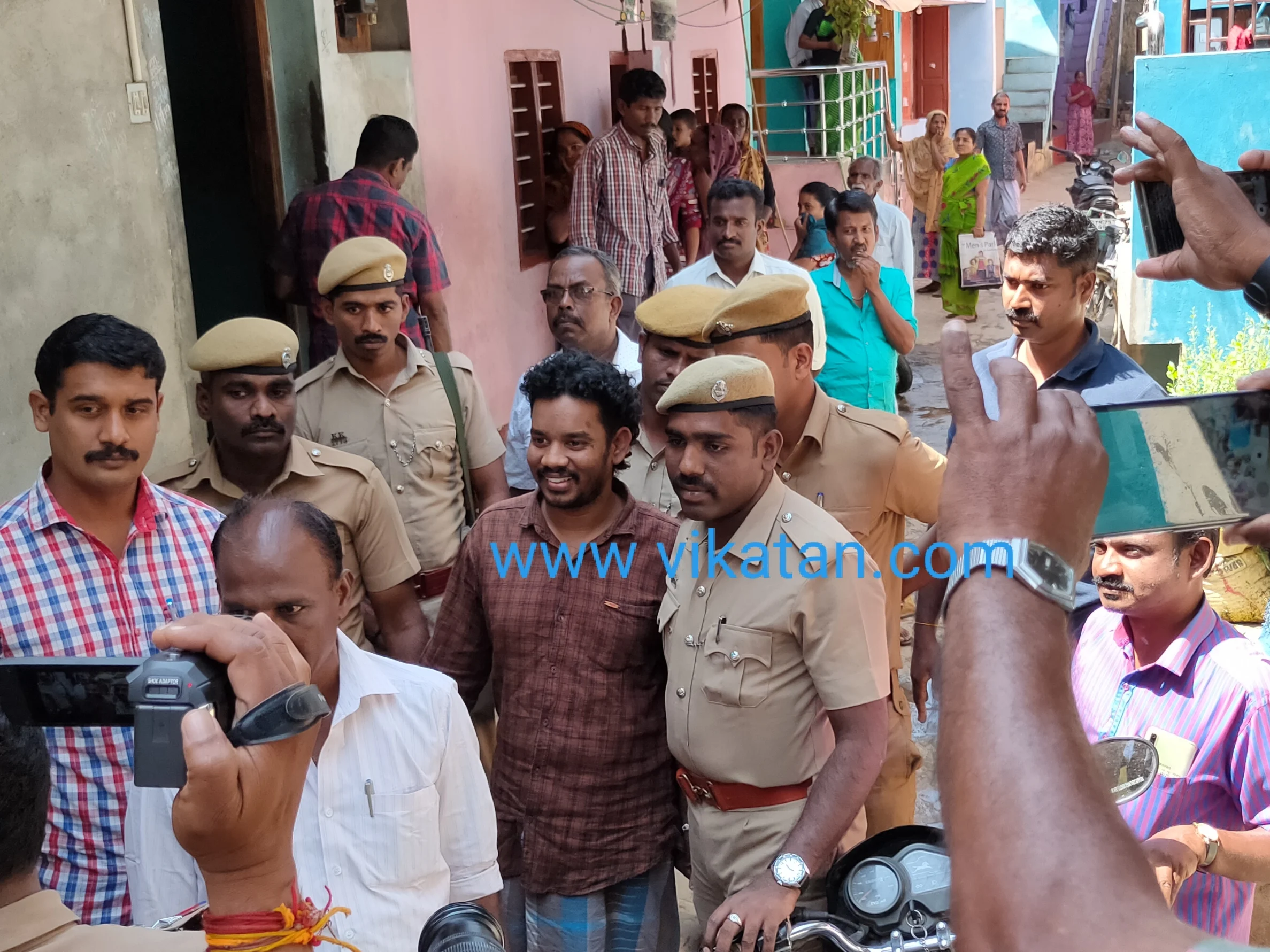 `முக்கிய ஆவணங்கள் சிக்கியது!' - எஸ்.எஸ்.ஐ கொலை குற்றவாளிகள் வீடுகளில் நடந்த சோதனை