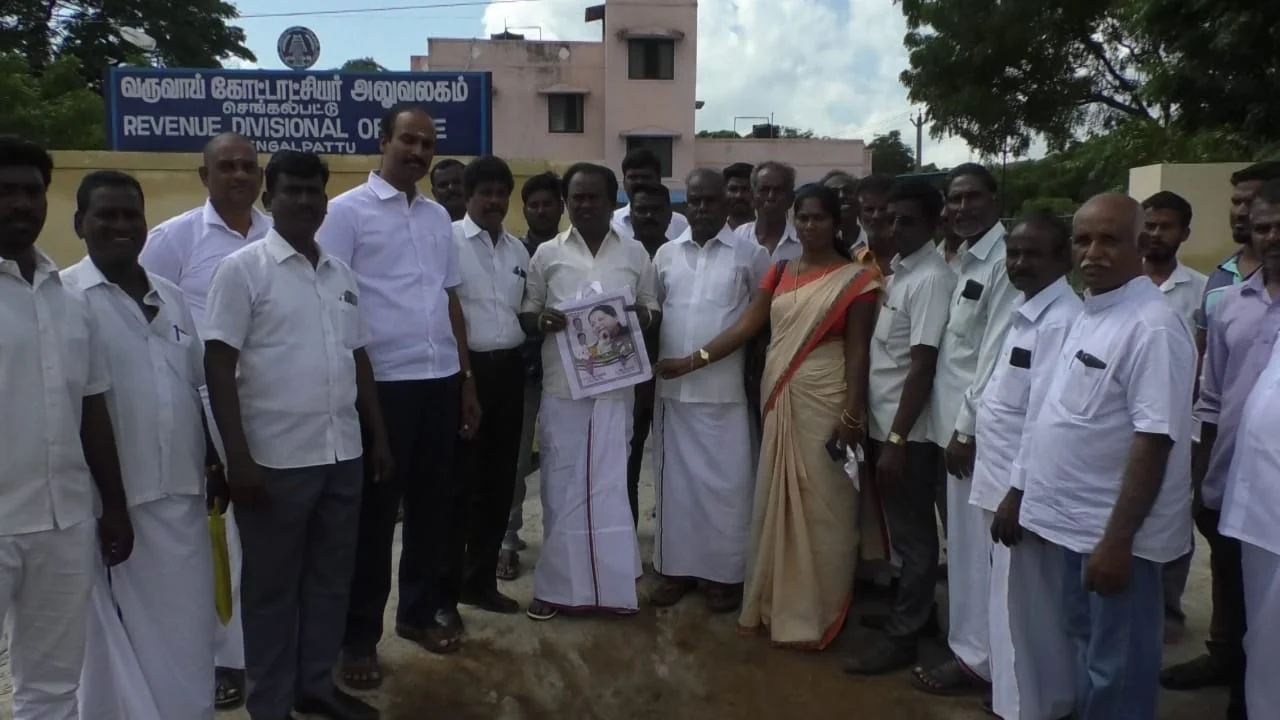 தி.மு.கவினர் புகார்