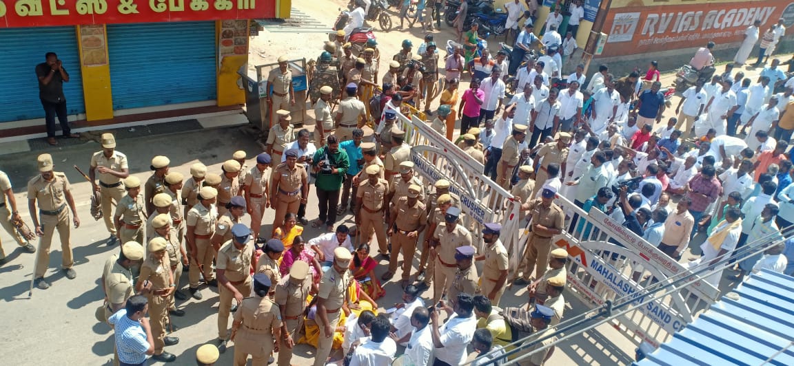 தி.மு.க  கவுன்சிலர்கள் மறியல்