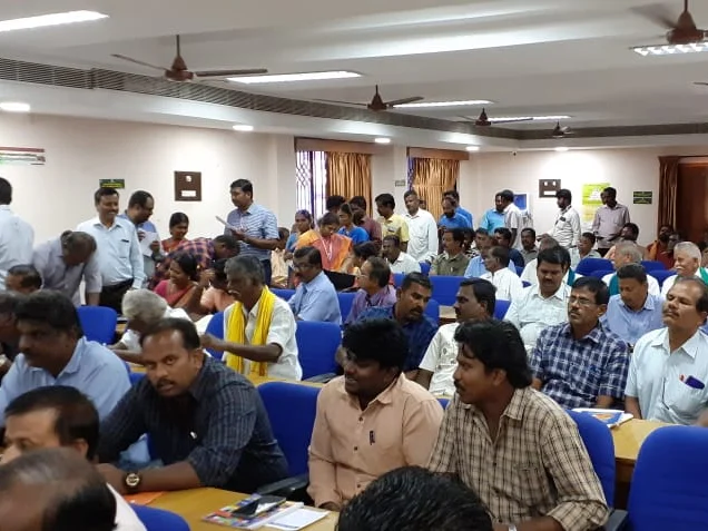 `விதைக்கு வட்டி; மாடுகளுக்கு பாஸ்!' - தேனி விவசாயிகள் குறைதீர்ப்புக் கூட்டத்தில் காரசார விவாதம்