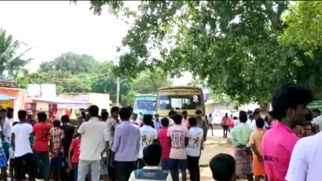 சாலை மறியல் செய்த புளியம்பட்டி கிராம மக்கள்