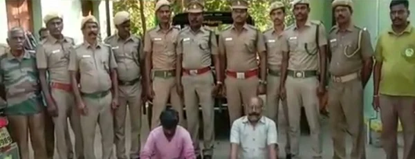 பிடிபட்ட நபருடன் வனத்துறை பணியாளர்கள்