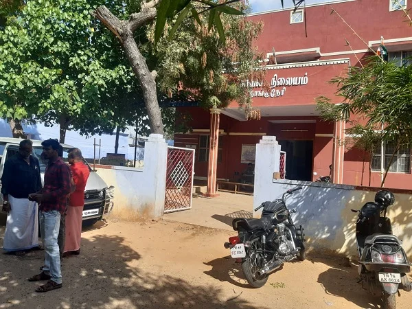 `வயசுக்கு மரியாதை கொடு தம்பி!' - பயணிகளைத் தாக்கிய நாங்குநேரி டோல்கேட் ஊழியர்கள்