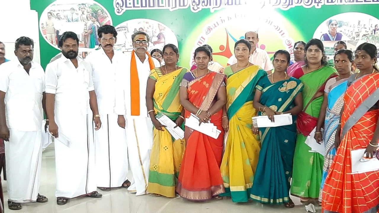 ஆதரவு கவுன்சிலர்களுடன் ரமேஷ்