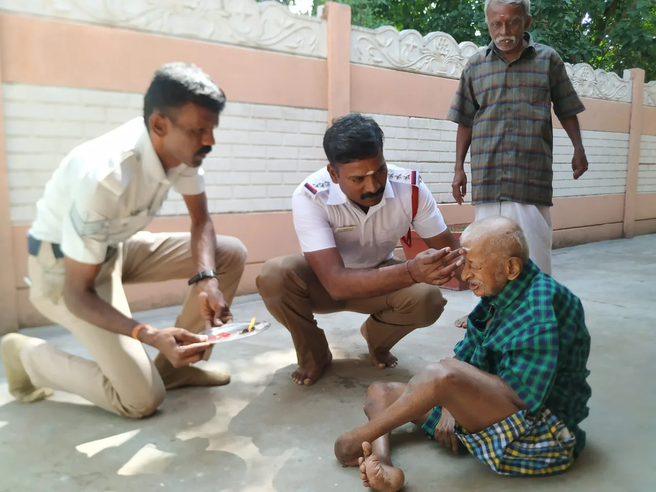 `எங்களை உங்க பிள்ளையா நெனச்சுக்குங்க!' - ஆதரவற்ற முதியோர்களை நெகிழவைத்த குளித்தலை போலீஸார்