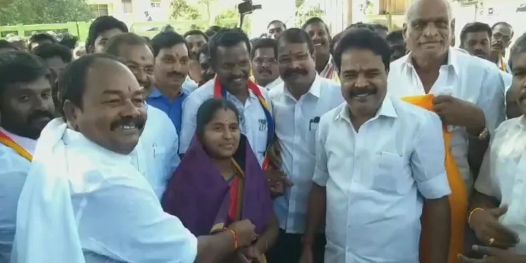 ரேவதிக்கு பாராட்டு
