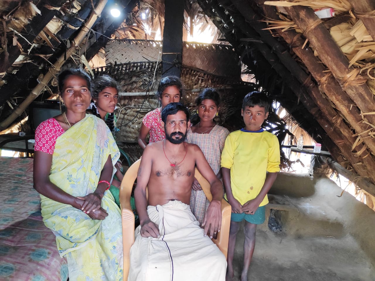 `இரு கால்களிலும் எந்த உணர்வும் இல்லை!’ - மின்சார விபத்தால் கலங்கும் சிவகங்கை எலக்ட்ரீஷியன்