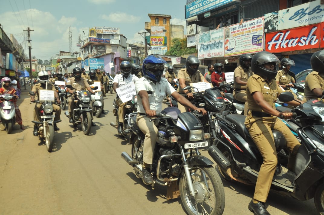 போலீஸாரின் ஹெல்மெட் விழிப்புணர்வு பேரணி