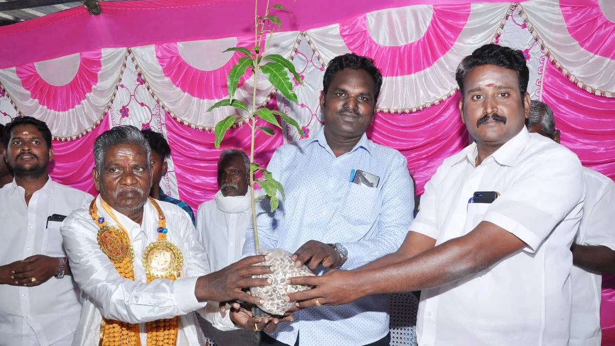 பதவியேற்வு விழாவில் மரக்கன்றுகள் வழங்கும் கந்தசாமி