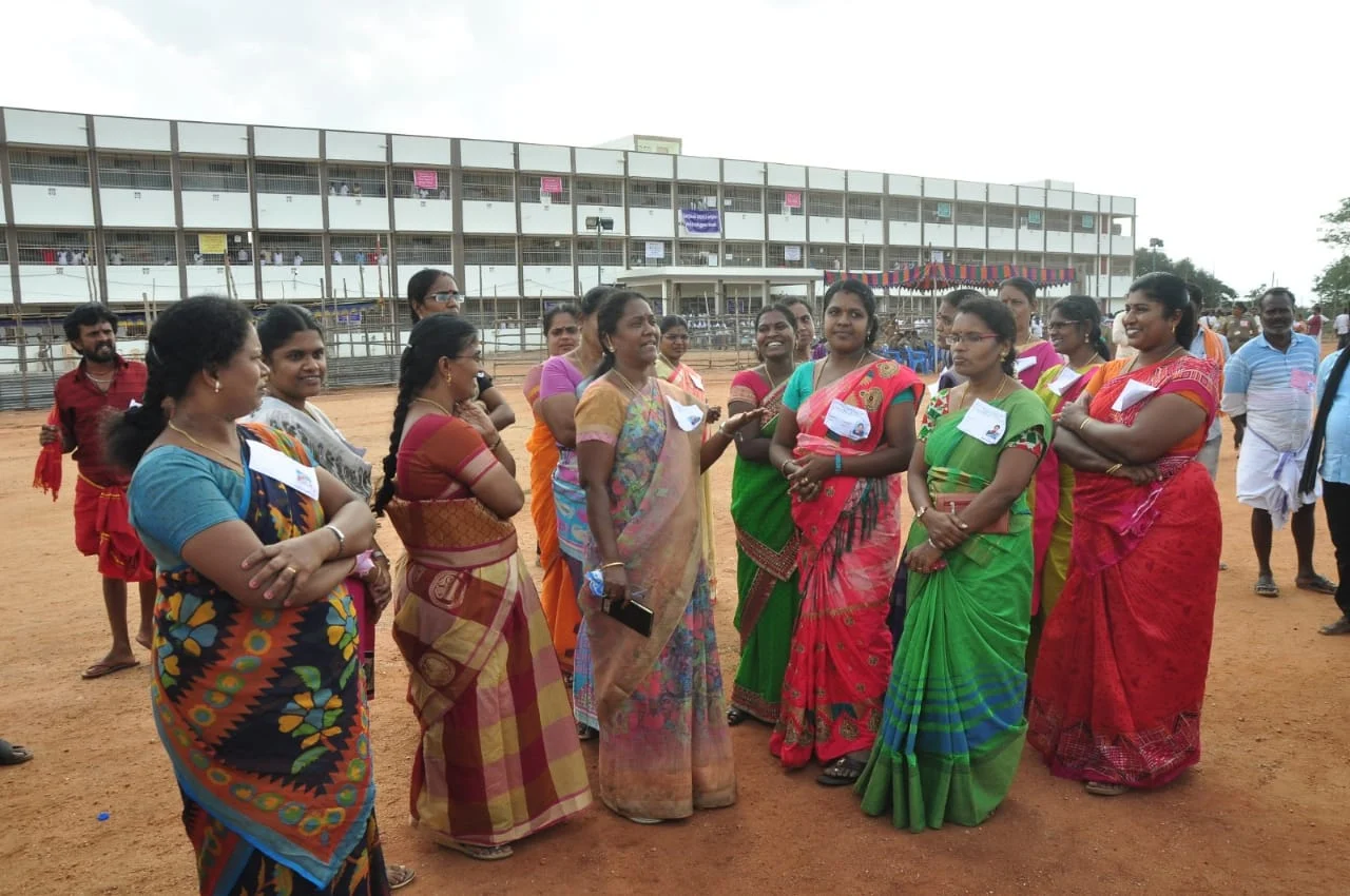 வசதிகள் செய்து தரவில்லை என்று வெளியேறிய அலுவலர்கள்