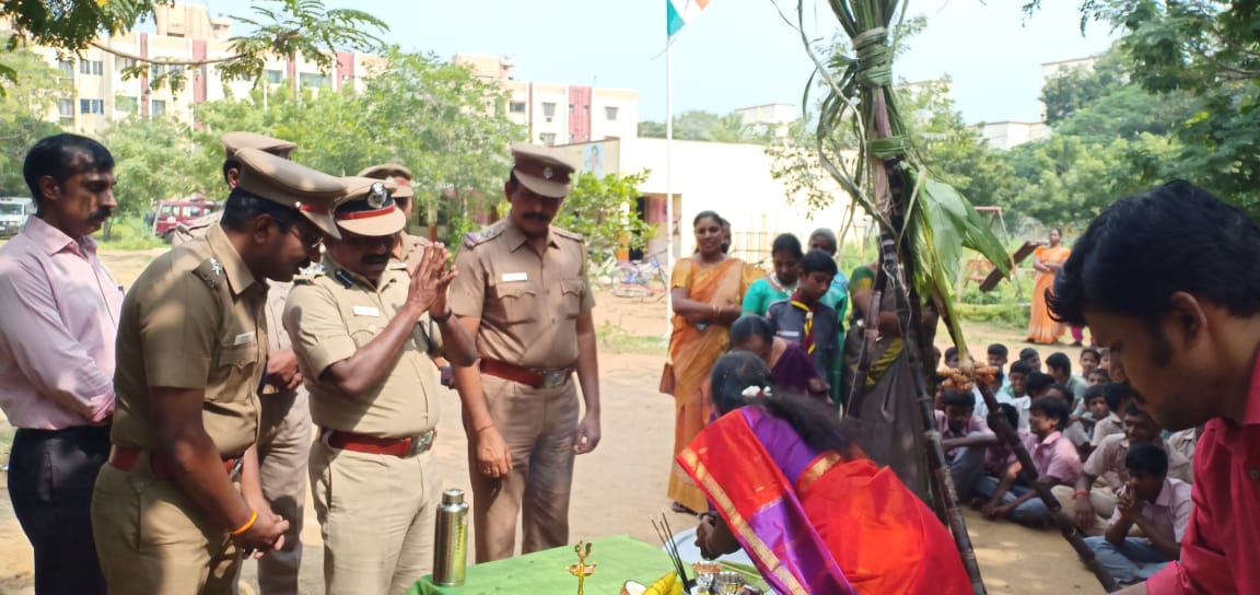 பொங்கல் விழாவில் மாணவிகளுடன் போலீஸார்