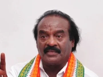 `பொன்.ராதாகிருஷ்ணன் படித்தவர் என்று நினைக்கிறேன்!' - கொதிக்கும் வசந்தகுமார் எம்.பி