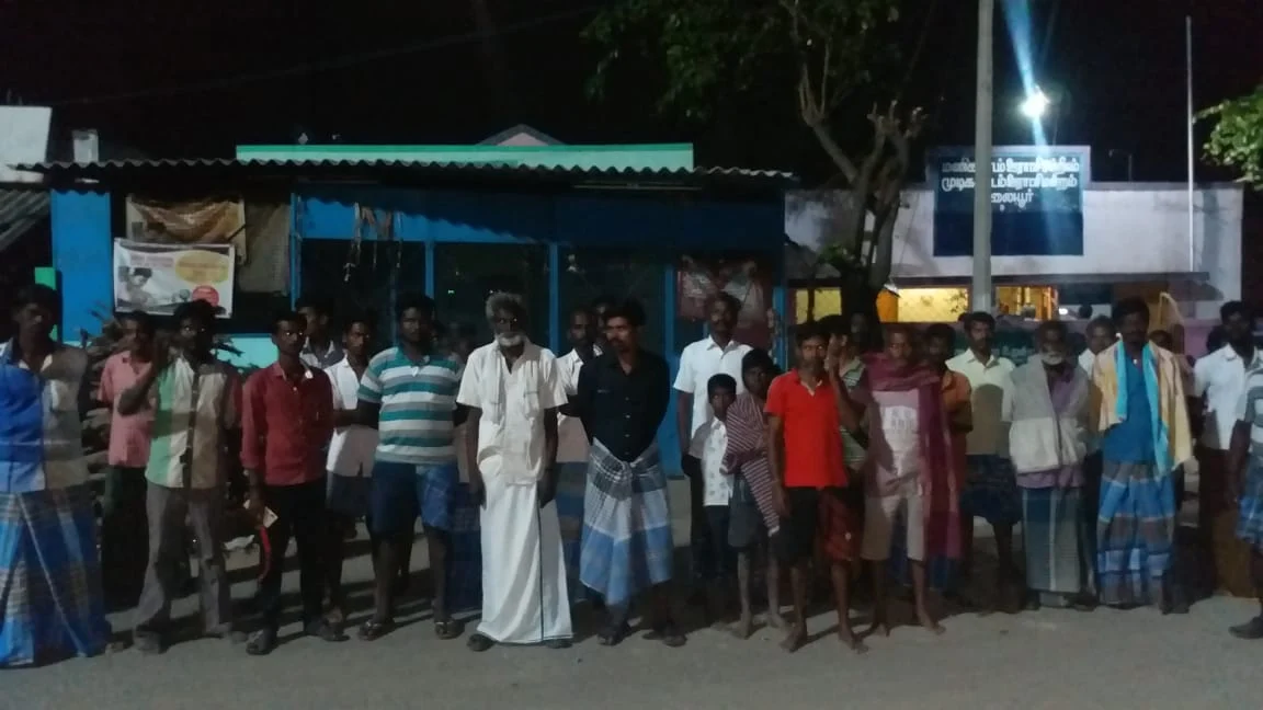 அலுவலகத்திற்கு வெளியே தர்ணா