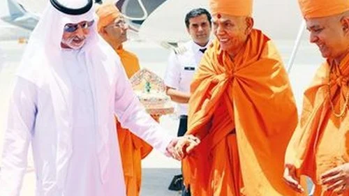 இந்து மதத் தலைவர்களை வரவேற்கும் அமீரக அமைச்சர்