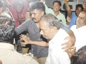 ``நெல்லை கண்ணனுக்கு ஒரு நீதி, சீமானுக்கு ஒரு நீதியா?''- அழகிரி குற்றச்சாட்டுக்கு ஜெயக்குமார் பதில்!