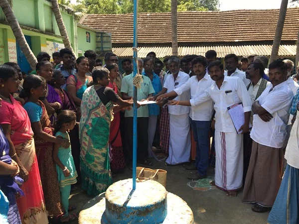 `கணக்குப் புத்தகங்களைக் கொண்டுவந்திருக்கிறார்களா.. காட்டுங்கள்!’- அதிகாரிகளை மிரளவைத்த கிராம மக்கள்
