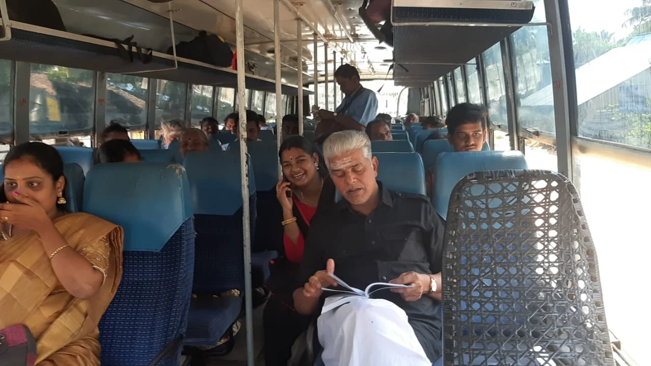 அரசுப் பேருந்தில் செல்லும் அமைச்சர் கமலக்கண்ணன்