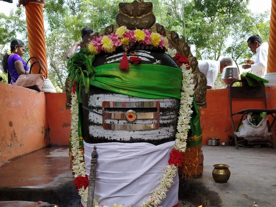 குடமுழுக்கு சிறப்பாக நடைபெற ராஜராஜ சோழன் சமாதியில் சிறப்பு பூஜை!