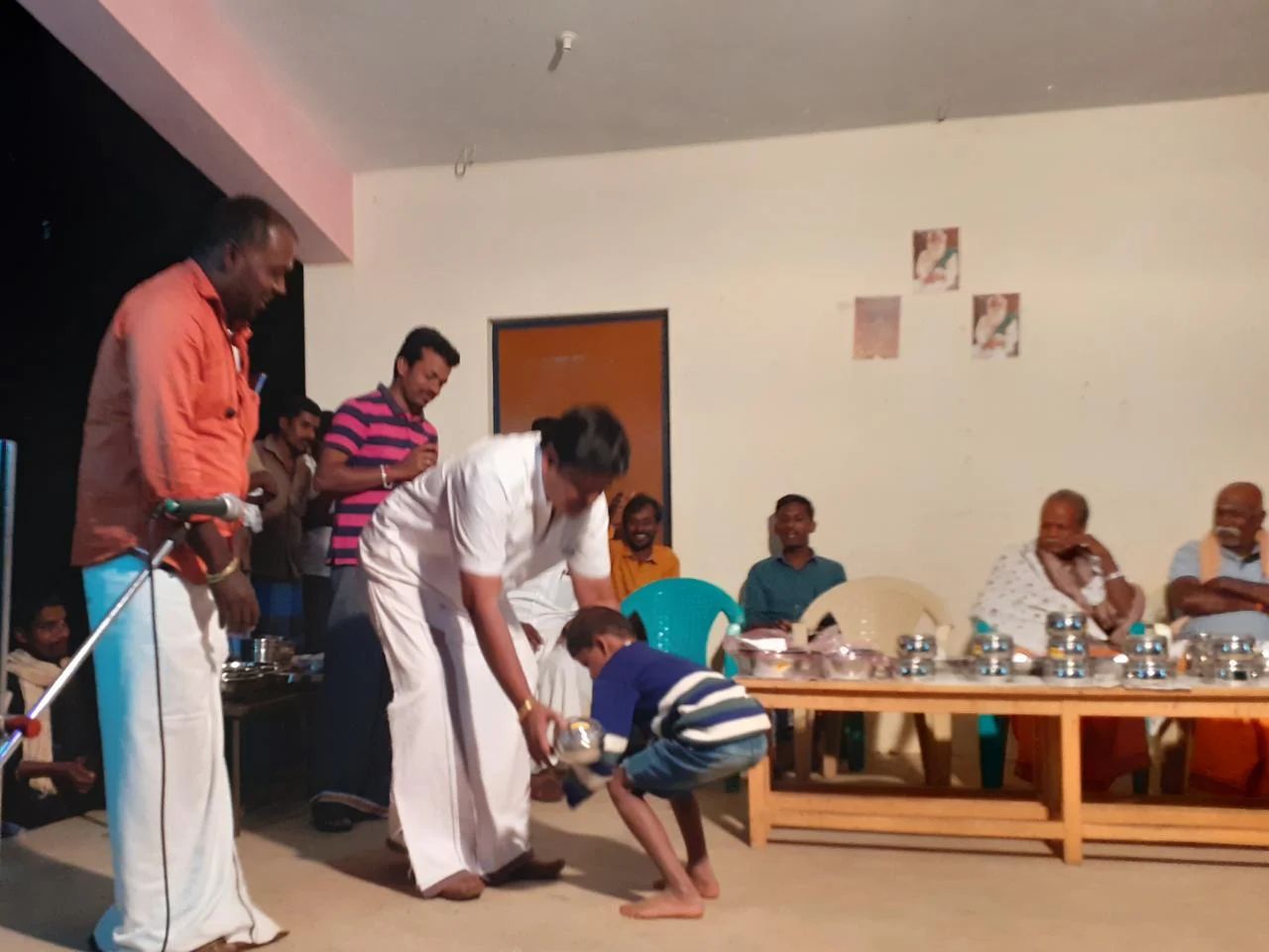 `நீங்க இல்லைன்னா நாங்க படிச்சிருக்கவே முடியாது!'- தனியார் பேருந்து உரிமையாளரை நெகிழ வைத்த மாணவர்கள்