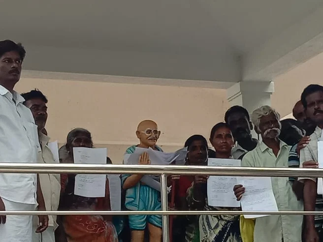 `நீங்கதான் எங்களுக்கு ஆடுகளை வாங்கித் தரணும்!'- காந்தி சிலையிடம் விநோத மனு அளித்த கரூர் மக்கள்