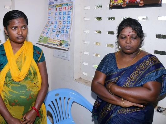 `கடன் இரண்டரை லட்சம்; கந்துவட்டி ரூ.7 லட்சம்!’ -நெல்லை ஆட்சியர் அலுவலகத்தை அதிரவைத்த 2 பெண்கள்