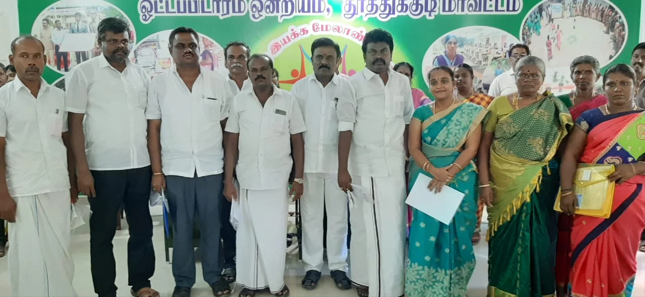 ஆதரவு கவுன்சிலர்களுடன் காசி விஸ்வநாதன்
