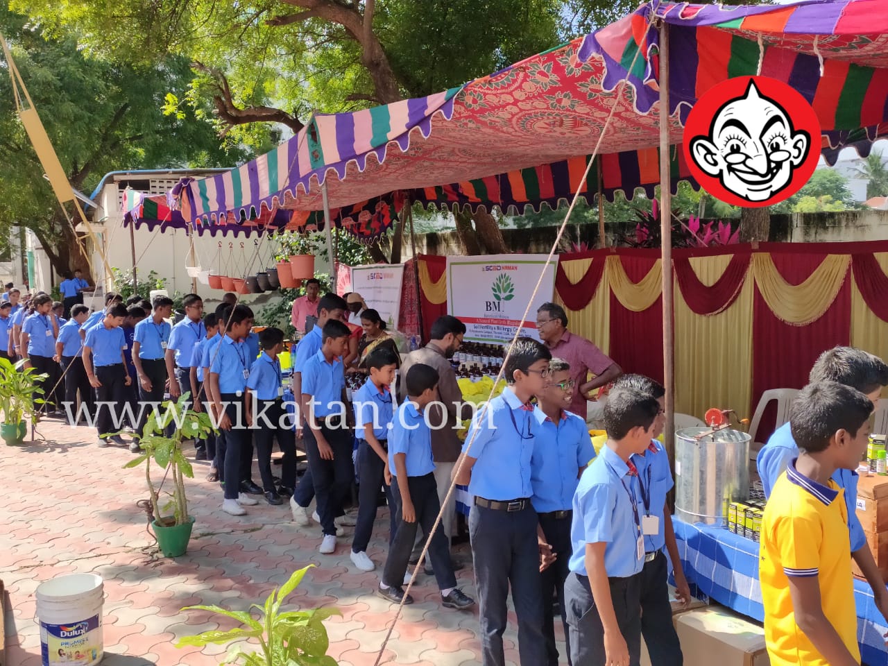 அரங்குகளைப் பார்வைவிடும் மாணவர்கள்