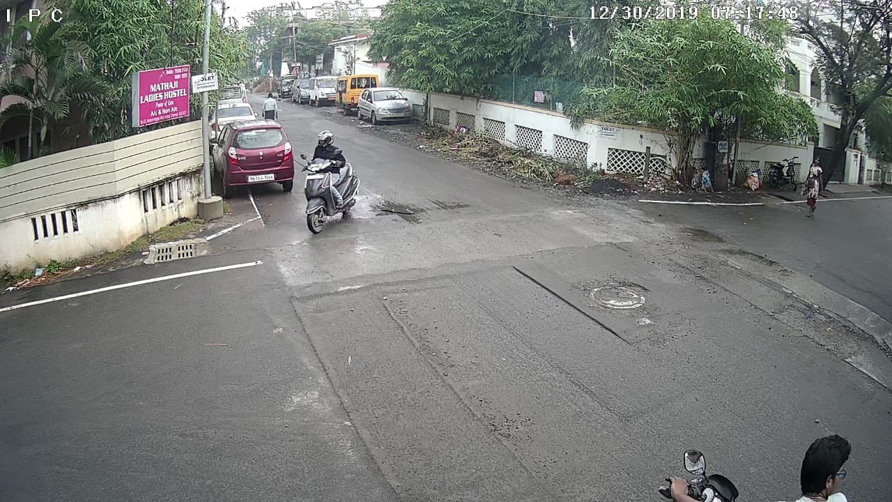 பைக்கில் செல்லும் பாலாஜி