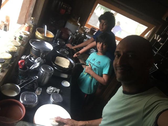 மகன்களுடன் சமையல் செய்யும் கிஷோர்