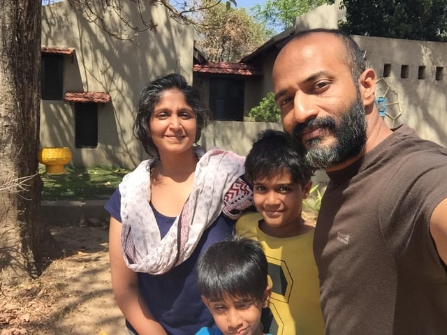 குடும்பத்தினருடன் கிஷோர்