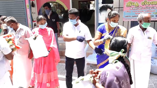 மோகன் நிவாரணம் வழங்கிபோது